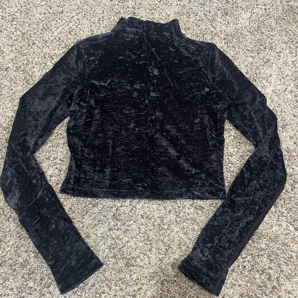 Black long sleeve lulu lemon crop top - satin